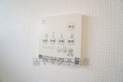 浴室暖房乾燥機には、暖房、乾燥、涼風、換気の4つの機能が付いています。タイマー付きです。換気・雨の日の洗濯も安心です＾＾