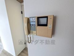 防犯はもちろん、セールスマン対策にもなるモニター付きインターホンです。 来訪者の顔が見えるので安心ですね＾＾