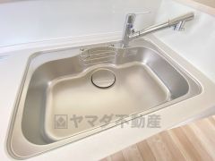 大きなお鍋も楽々洗える幅の広いシンクです＾＾ステンレスシンクなので簡単にお掃除できますよ。洗剤やスポンジもすっきりできる収納付き。
