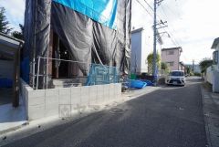 前面道路は北西側約4ｍの公道に面しています。