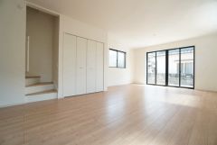 カウンターキッチンに加えて、リビング階段になっているので、お顔を合わす回数が増え、ぐっと家族の距離が縮まります。