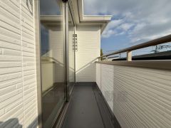 広々としたバルコニー。 天気のいい日にはお布団もまとめて干せそうですね＾＾