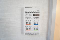 雨の日の洗濯も安心できる浴室暖房乾燥機付き浴室。リモコンで操作もボタン1つで簡単です。