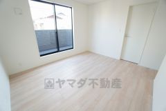 7.2帖。主寝室としてお使いいただけそうなこちらのお部屋は、日当たりが良く、爽やかな風を感じて起きる朝は、快適生活の始まりに。 