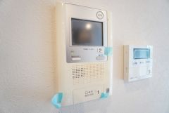 防犯はもちろん、セールスマン対策にもなるモニター付きインターホンです。 来訪者の顔が見えるので安心ですね＾＾