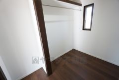 寝室にはハンガーパイプ付きのウォークインクローゼットが設けられています。たっぷり収納できるので衣替えの心配もいりませんね＾＾窓付きで換気に便利です＾＾