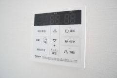 おいだき機能つきなのでお風呂に入る時間が異なるご家庭には嬉しいですね。ボタン一つで快適で便利な生活が＾＾