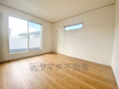 7帖洋室。主寝室としてお使いいただけそうなこちらのお部屋は、日当たりが良く、爽やかな風を感じて起きる朝は、快適生活の始まりに。