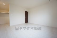 8帖。主寝室としてお使いいただけそうなこちらのお部屋は、日当たりが良く、爽やかな風を感じて起きる朝は、快適生活の始まりに。