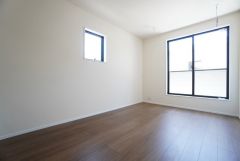 主寝室としてお使いいただけそうなこちらのお部屋は、日当たりが良く、爽やかな風を感じて起きる朝は、快適生活の始まりに。