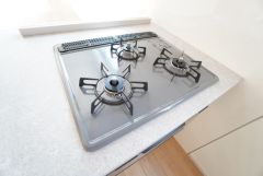 複数の調理を一度に行うことができる3口コンロ。効率よくお料理が出来ます。毎日のお料理も楽しくなりますね＾＾
