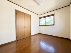 6帖。2面採光を確保した明るい室内は、風通しも良く、大変居心地の良い空間となっております。日当たりがよく、子供部屋としての利用もおすすめ。 