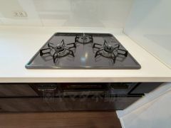 3種類の料理が同時に調理できる、3口ガスコンロ。忙しい夕食の支度時間が短縮できて効率よくお料理が楽しめます。