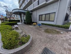 マンション敷地内に遊具とベンチあり＾＾