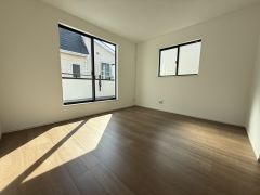 7帖。主寝室としてお使いいただけそうなこちらのお部屋は、日当たりが良く、爽やかな風を感じて起きる朝は、快適生活の始まりに。