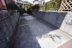 駐車スペースは縦列2台分を確保。マイカー用に、お客さま用に、余裕を持ってご利用いただけます＾＾