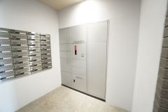 宅配ボックス付き。お仕事中や外出中などの不在時にも荷物が受け取れるのはとっても便利ですね＾＾セキュリティ面でも安心です＾＾ 