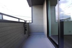 陽当たりの良いバルコニーです。天気のいい日にはお布団もまとめて干せそうですね＾＾