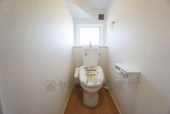 ウォシュレット付きトイレです。1階2階の2ヶ所にトイレがあるので、忙しい朝にもゆとりができますね＾＾