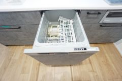 食事の後の手間を解消する食器洗い乾燥機付。冬場の洗い物で手荒れの悩みもなくなります。手洗いよりも節約できて便利。