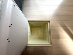 キッチンに床下収納があります。長期保存ができるもの、調理器具、防災グッズを入れておくのもいいですね。