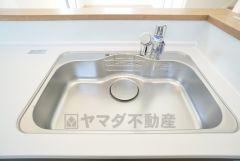 大きなお鍋も楽々洗える幅の広いシンクです＾＾ステンレスシンクなので簡単にお掃除できますよ。洗剤やスポンジもすっきりできる収納付き。