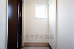 玄関扉にスリット、ホールに小窓を設け、採光も考えられた明るい玄関です。玄関扉正面にシューズインクロークあり＾＾