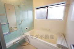 1日の疲れを癒すくつろぎのバスルーム。足を伸ばしてもゆったりと入れるサイズです。