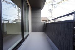 広々としたバルコニー。 天気のいい日にはお布団もまとめて干せそうですね＾＾