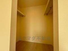 洋室にはハンガーパイプ付きのウォークインクローゼットが設けられています。たっぷり収納できるので衣替えの心配もいりませんね＾＾