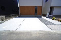 駐車スペースはゆとりある2台分を確保。マイカー用に、お客さま用に、余裕を持ってご利用いただけます＾＾ 