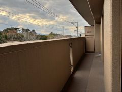 東側バルコニー＾＾全居室バルコニーに面しています。マンションではめずらしい、角部屋ならではのつくりです＾＾ 