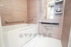 清潔感あふれる明るいバスルームで、リラックスできる時間をお楽しみいただけます。 浴室乾燥機付きで、雨の日のお洗濯にも便利です＾＾