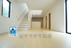 17.5帖。家族が集まる開放的なリビング。思い思いの時間を過ごしたり食事をしたり、素敵な団らんの場になりますね。