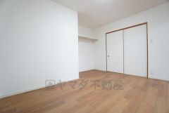 6.5帖。家具を選ばないナチュラルなフローリングとシンプルなクロスです＾＾