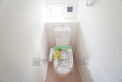 1階2階の2ヶ所にトイレがありますので、忙しい朝にも家族に気を使わず、ゆとりが生まれますね＾＾ 小窓付きで換気する時に便利です＾＾