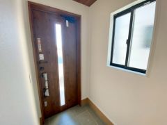 玄関扉にスリットのある明るい玄関です＾＾ ステキな玄関で帰ってくるのが楽しみになりそうですね＾＾