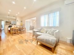 18帖。家族が集まる開放的なリビング。思い思いの時間を過ごしたり食事をしたり、素敵な団らんの場になりますね。 