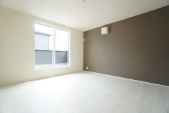主寝室としてお使いいただけそうなこちらのお部屋は、日当たりが良く、爽やかな風を感じて起きる朝は、快適生活の始まりに。