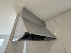 コンロ上には換気扇完備＾＾すぐ横に小窓が設けられているので、換気扇と合わせてWで換気できます＾＾