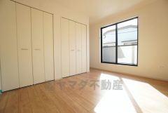 2階6.6帖洋室。主寝室としてお使いいただけそうなこちらのお部屋は、日当たりが良く、爽やかな風を感じて起きる朝は、快適生活の始まりに。