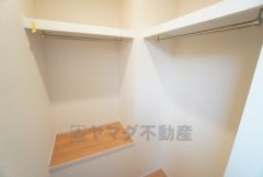 洋室にはハンガーパイプ付きのウォークインクローゼットが設けられています。たっぷり収納できるので衣替えの心配もいりませんね＾＾