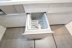 炊事時間を大幅に短縮できる食器洗浄乾燥機付き＾＾食器を洗う手間が減るので家族とのコミュニケーションの時間や自分の時間が増えますね。 