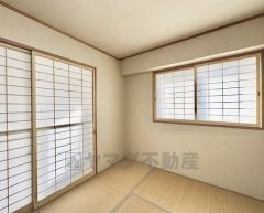 リビング隣には、ホッとできる和室（6帖）を用意。客間としてはもちろん、お子様のお昼寝スペースや書斎としても活躍してくれそうです＾＾ 