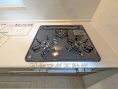 3種類の料理が同時に調理できる、3口ガスコンロ。忙しい夕食の支度時間が短縮できて効率よくお料理が楽しめます。