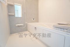 1日の疲れを癒すくつろぎのバスルーム。足を伸ばしてもゆったりと入れるサイズです。お子様と一緒にお風呂に入っても狭くないですね＾＾