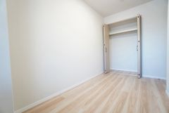4.9帖洋室。木目調のシンプルデザインで落ち着きと安らぎの空間に仕上げています。各部屋に収納が完備されているので、お荷物が増えても安心の設計です。