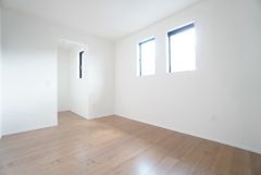 木目調のシンプルデザインで落ち着きと安らぎの空間に仕上げています。各部屋に収納が完備されているので、お荷物が増えても安心の設計です。