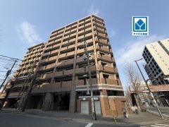 R8年3月リフォーム完了＾＾角部屋。ペット飼育可＾＾西鉄バス「百年橋」歩1分。博多＆薬院まで自転車8分圏(2ｋｍ)住吉小＆中まで歩1分。周辺環境充実しています＾＾