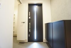 採光も考えられた明るい玄関です。たっぷり収納できるシューズボックス付きなので、家族全員の靴がきれいに整頓できます。